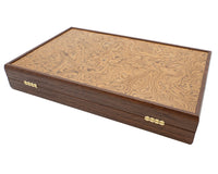 Das Manopoulos Luxus-Backgammon-Set aus Walnusswurzelholz und Wengeholz mit Backgammon-Bechern
