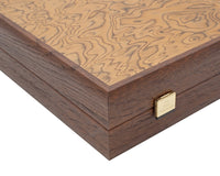 Das Manopoulos Luxus-Backgammon-Set aus Walnusswurzelholz und Wengeholz mit Backgammon-Bechern