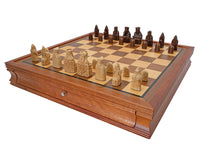 Regency Chess Isle of Lewis en mahonie-omlijste kabinet-luxe schaakset